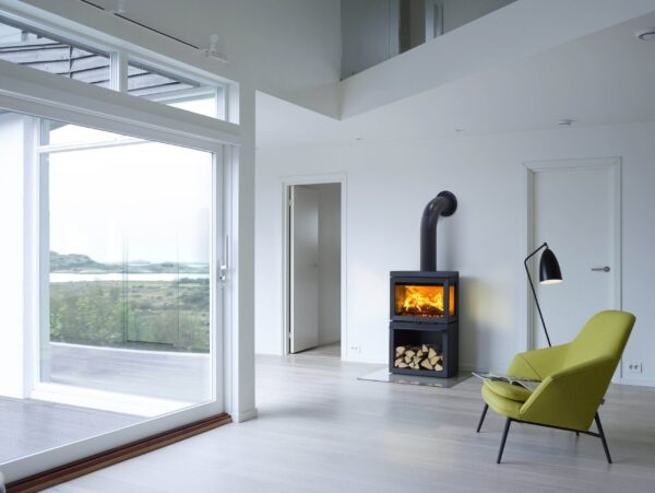 Jotul F520 - With panoramic view to the fire, Jotul F 520 offers the experience of a live campfire in your living room. This wood stove offers a wide expanse of glass, the flames can be fully enjoyed from three sides of the stove. With a special glass coating feature the glass stays clean. The smart construction of the air valves makes the stove easy to light and is user friendly.