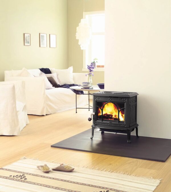 Jotul F100 - The Jotul F 100 is a small wood stove with capacity for logs of up to 40 cm long. This model has a small internal ash removal solution that makes removing the ashes an easy job. The ash lip catches ashes and sparks that may fall out of the combustion chamber. The wood stove has a large glass door that provides a perfect view of the burning logs and it is characterised by a traditional pattern used in Norwegian craft work. F 100 is available in maintenance free enamel or black paint.