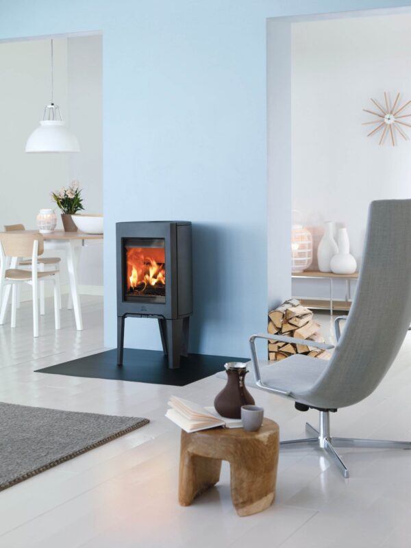 Jotul F160 Series - The Jotul F 163 wood burning stove is part of the F 160 series which consists of five main variants, with or without side glasses and with different leg options and cast iron bases. Jotul F 163 is characterised by its large side glasses and three sturdy legs that give the wood stove an easy and modern look. There are also different finish options and you?can choose either black paint or maintenance free black or white enamel.
