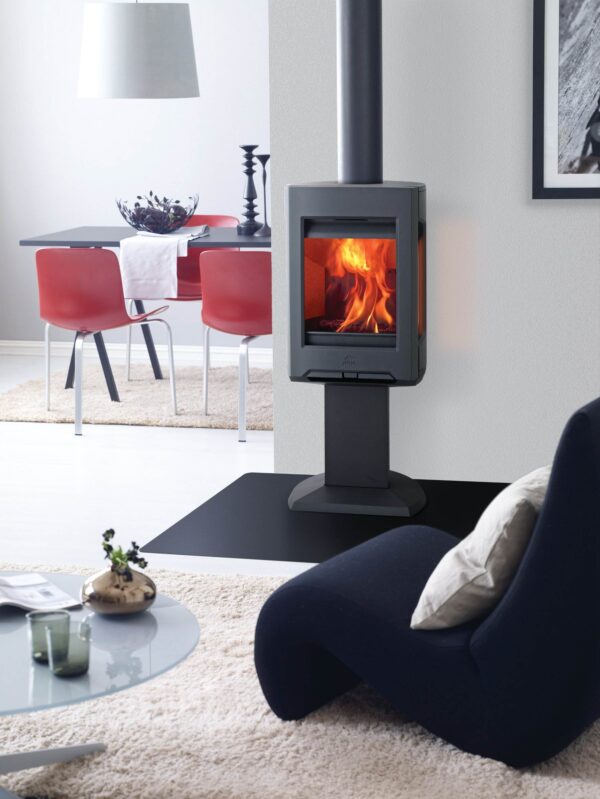 Jotul F160 Series - The Jotul F 163 wood burning stove is part of the F 160 series which consists of five main variants, with or without side glasses and with different leg options and cast iron bases. Jotul F 163 is characterised by its large side glasses and three sturdy legs that give the wood stove an easy and modern look. There are also different finish options and you?can choose either black paint or maintenance free black or white enamel.