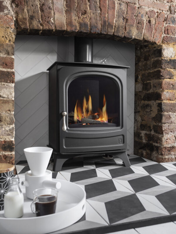Arada Holborn Gas Medium - Sharing the same high quality steel body and cast iron door as used on the multi-fuel Holborn 5 stove, this gas stove offers an authentic 'woodburner' focal point whilst providing instant heat. It is easily controllable thanks to its?remote control which is included as standard. Available in Natural Gas or LPG models. Up to 4.5kW of heat with a realistic log fuel bed.