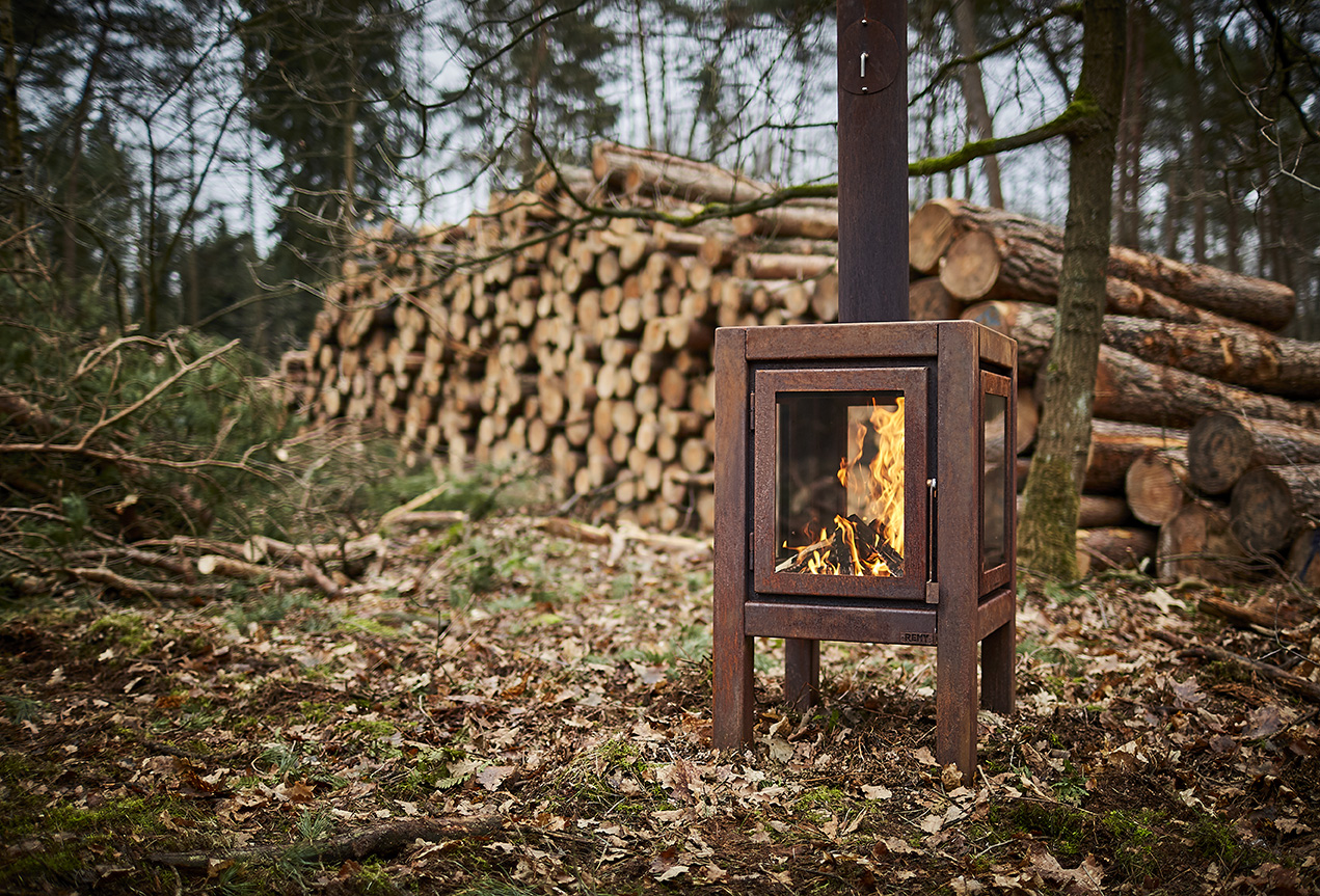 The Quaruba is available in 3 different sizes, Large, XL and XXL. Model X is the middle of the 3. With it’s height of 95 cm it has beautiful high windows so you have a good view of the fire. The Quaruba model is a sturdy, robust wood stove with an industrial appearance for outdoor use. This cube-shaped terrace stove has a unique modular construction and is therefore assembled as desired with 1 (door) to 4 glass panels. The door closure is cleared between the door panel and the right leg. The version with 4-wheel flooring is easy moveable. In addition, the platform can also be used as storage for the first stock of firewood.