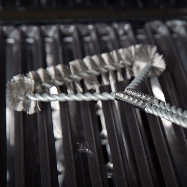 BROIL KING EXTRA WIDE NYLON GRILL BRUSH - Broil King Extra Wide Grill Brush 45.7 cm long with soft comfort rubber handle. 16.5 cm large stainless steel twisted bristle head cleans deep into corners of the barbecue.