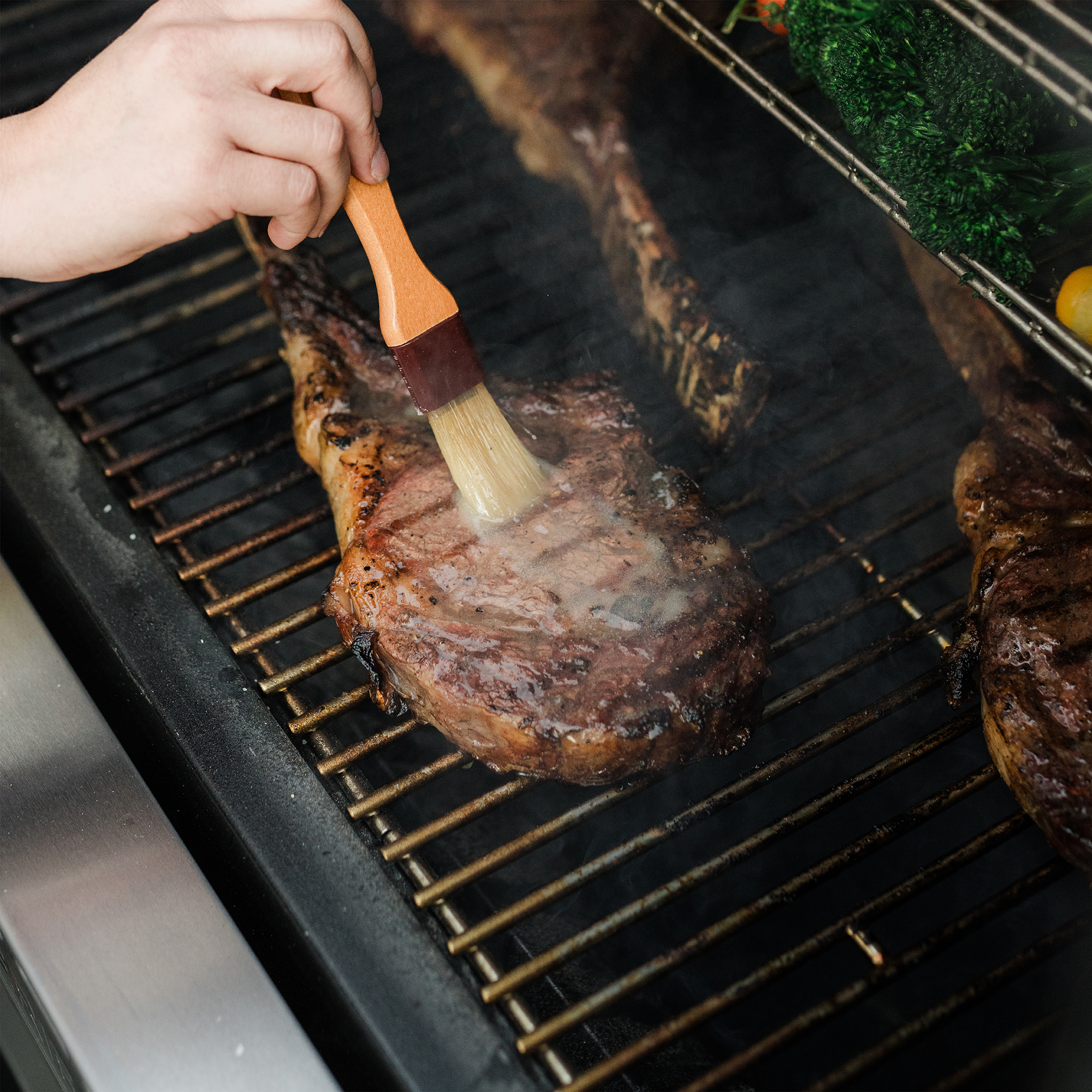 Masterbuilt Gravity Series XT Digital Charcoal BBQ & Smoker 14 Masterbuilt Gravity Series XT Digital Charcoal BBQ & Smoker